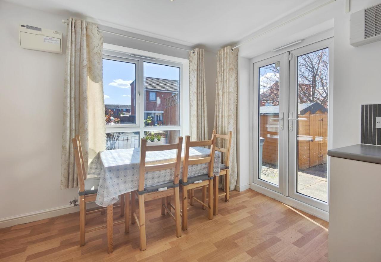 The Metcombe - Holiday Home With Free Parking 10 Minutes Walk To Etihad Stadium & Coop Live Arena Manchester Buitenkant foto